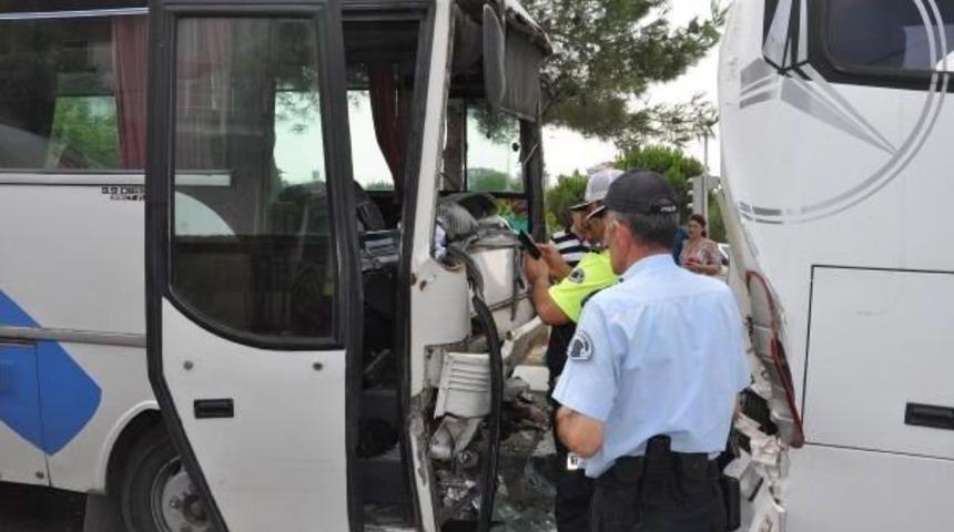 Denizli'de 3 Servis Midib&uuml;s&uuml; &Ccedil;arpıştı; 31 Iş&ccedil;i Yaralı