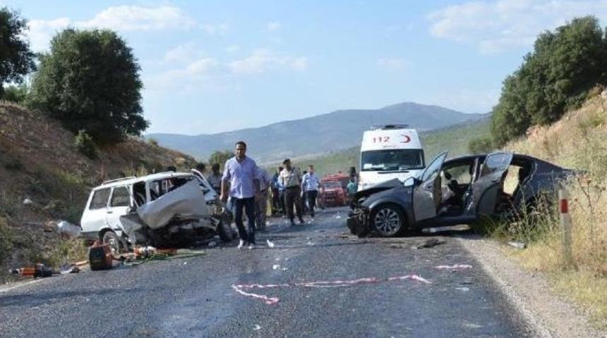 İki Otomobil Kafa Kafaya &Ccedil;arpıştı: 3 &Ouml;l&uuml;, 6 Yaralı