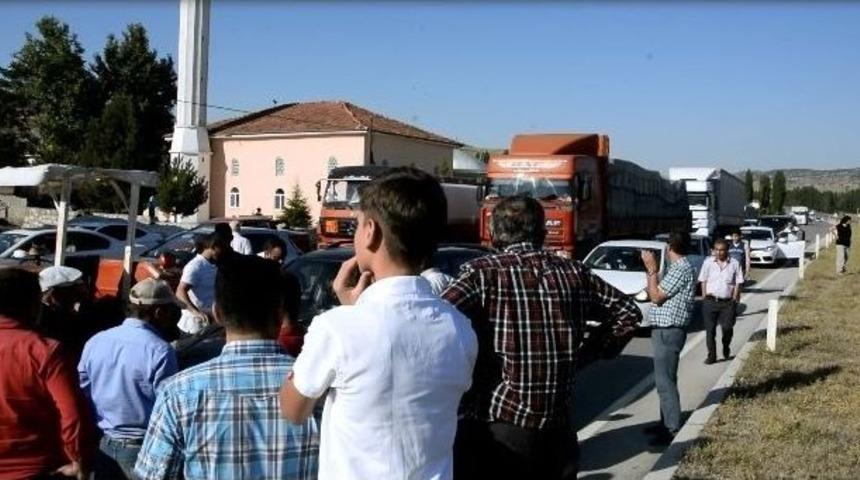 (&ouml;zel Haber) &Ccedil;orum&rsquo;da Elektrikleri Kesilen K&ouml;yl&uuml;ler Karayolunu Ulaşıma Kapattı