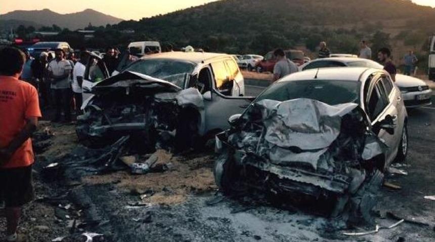 İki Otomobil &Ccedil;arpıştı: 1 &Ouml;l&uuml; 5 Yaralı