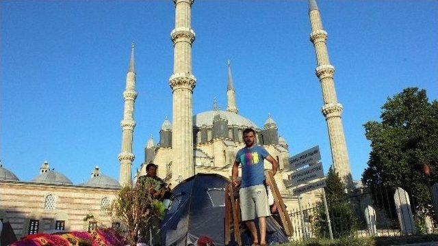 Kırkpınar Sevdalıları Geceyi Selimiye Camii Avlusunda Geçiriyor