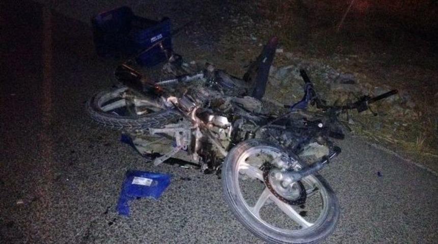 Motosiklet İle Kamyon &Ccedil;arpıştı: 1 Yaralı