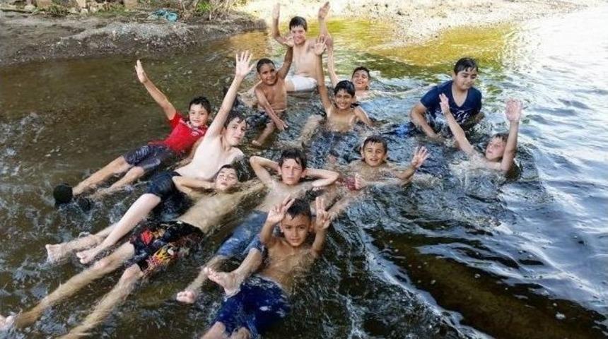 Sıcaktan Bunalan Gen&ccedil;ler Derelerde Serinliyor