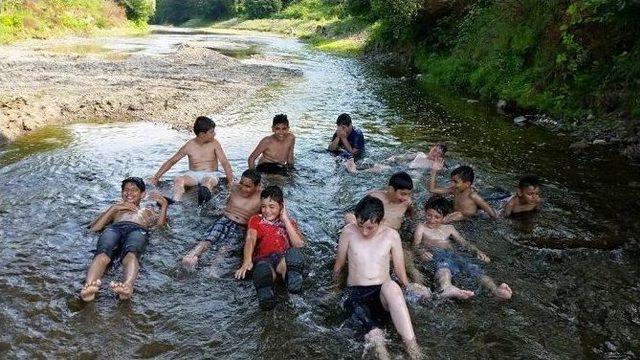 Sıcaktan Bunalan Gençler Derelerde Serinliyor