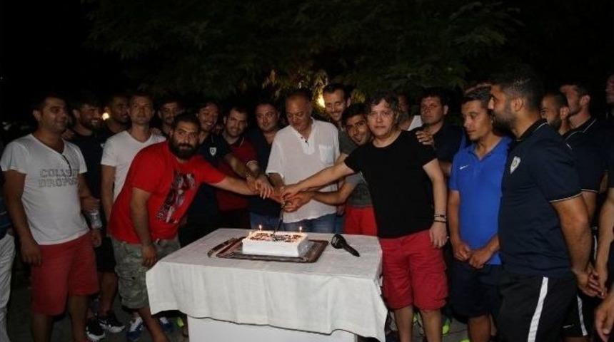 Basın Mensuplarına S&uuml;rpriz Kutlama