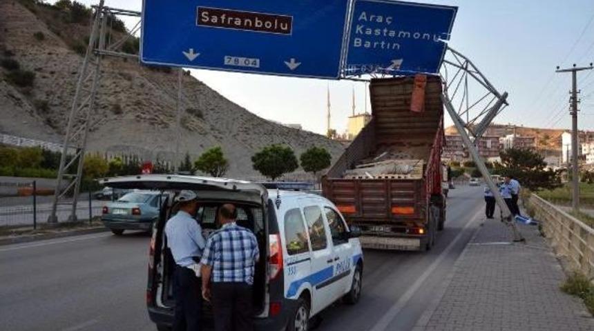 Kamyonun A&ccedil;ılan Damperi Levhaya &Ccedil;arptı