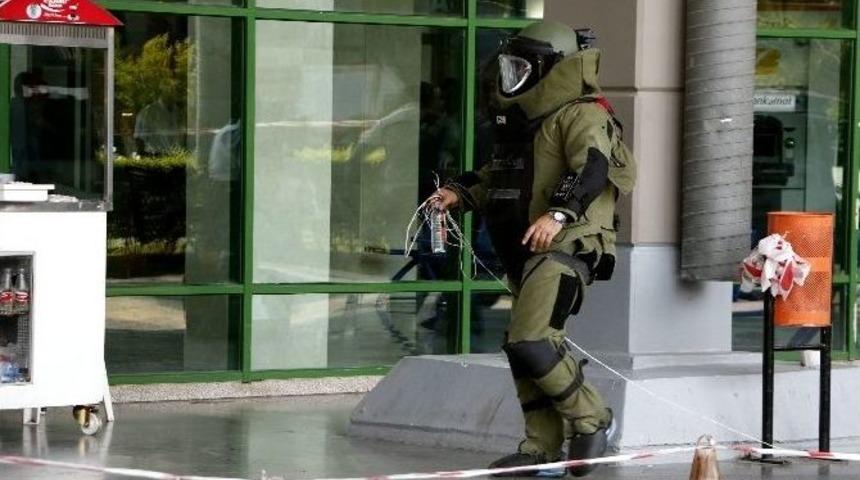 Antalya&rsquo;da Otogarda F&uuml;nyeyle Patlatılan Paketten Lokum &Ccedil;ıktı