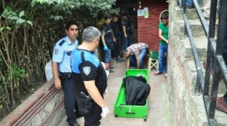 Polislerin Kendisini Eve Götürmesini İstemeyen Alkollü Yaşlı Adam Tuvalette Ölü Bulundu