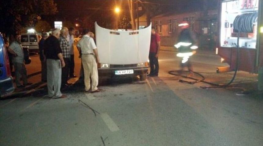 Yanan Otomobili İtfaiye Ekibi S&ouml;nd&uuml;rd&uuml;