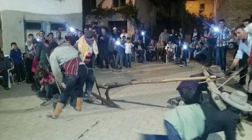 &rsquo;d&uuml;ğ&uuml;nde &Ouml;k&uuml;zle Tarla S&uuml;ren&rsquo; K&ouml;yl&uuml;lerin Sınır Kavgası