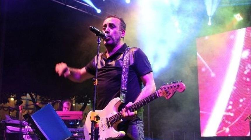 Haluk Levent İnebolu&rsquo;da Korumaları Kovdu