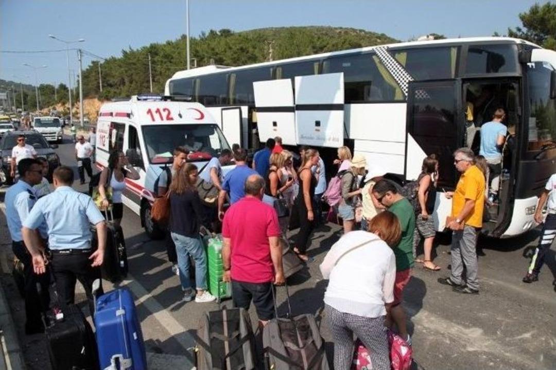Bodrum&rsquo;da Turistleri Taşıyan Otob&uuml;s Kaza Yaptı