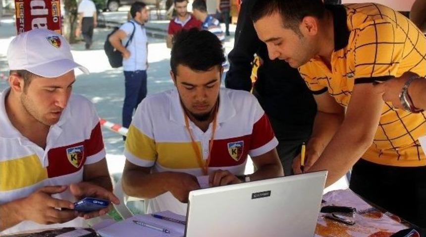 Cumhuriyet Meydanı&rsquo;na Kayserispor Passolig Satış Noktası Kuruldu