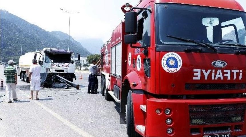 Antalya&rsquo;da Yakıt Tankeri İle Minib&uuml;s &Ccedil;arpıştı: 1 Yaralı