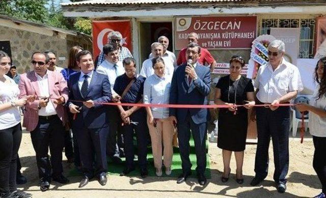 Özgecan Adına Kütüphane Açıldı