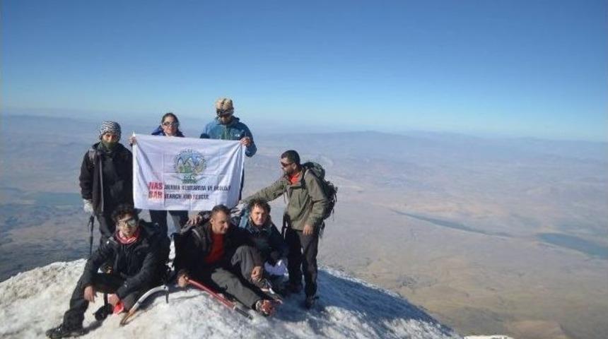 Doğa Tahribatına Dikkat Etmek İ&ccedil;in Ağrı Dağına Zirve Tırmanışı Yaptılar!