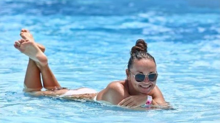 Sıcaktan Bunalan Havuza Koştu