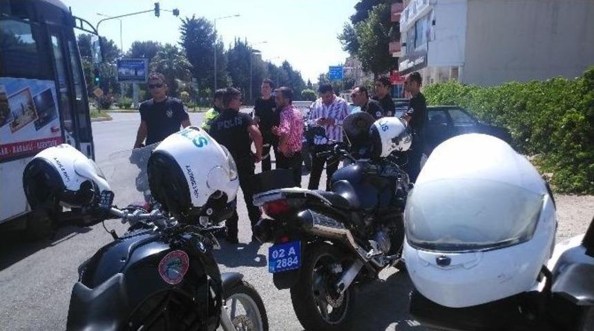 Yol Ortasında Patinajlı Zikzak &Ccedil;eken Araca Polisten Ani M&uuml;dahale