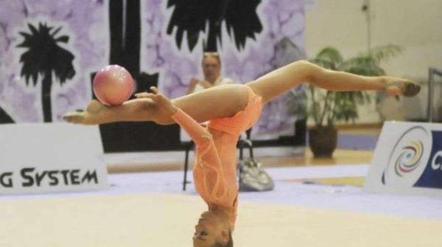 İzmir'de Cimnastik Ş&ouml;leni S&uuml;r&uuml;yor