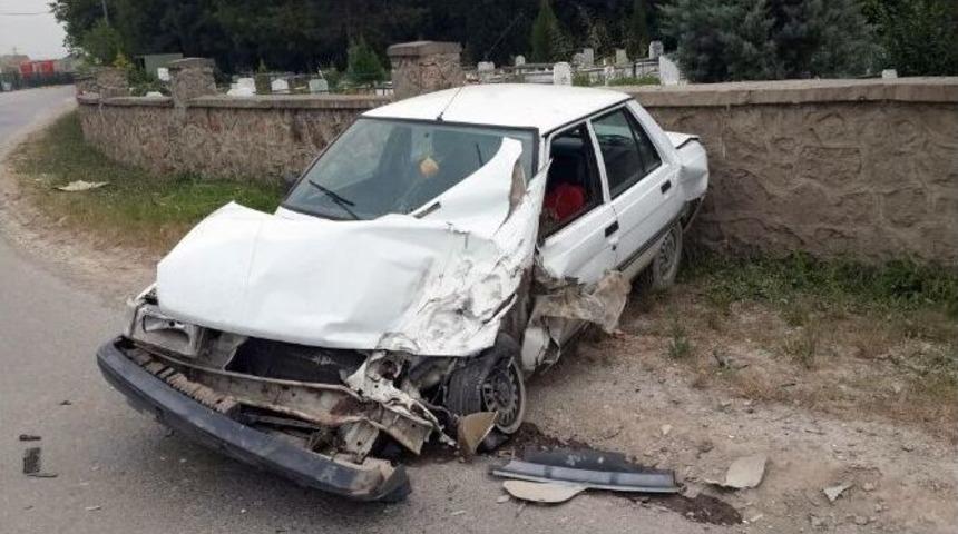 Kocaeli&rsquo;de Otomobil Kamyonun Altına Girdi: 1 Yaralı