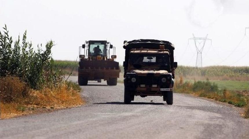 Sınıra İş Makinelerinin Sevkiyatı Devam Ediyor