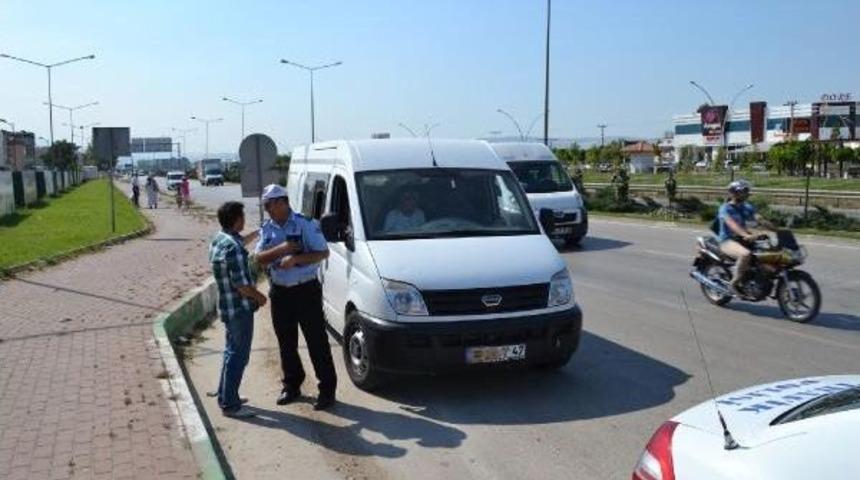 Kantara Girmemek I&ccedil;in Plakasına &Ccedil;amur Sıvayan Ara&ccedil; 'bomba Y&uuml;kl&uuml;' Ş&uuml;phesiyle Durduruldu