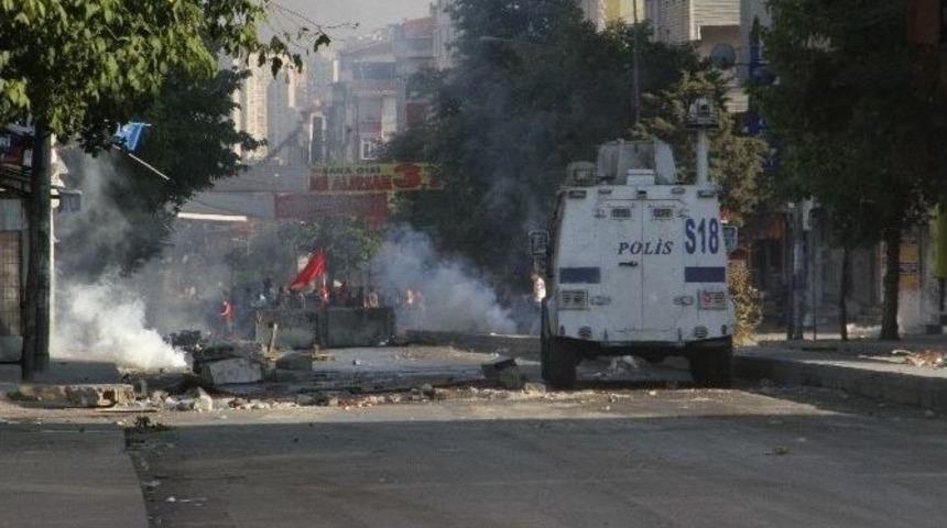 Cenazeyi Bahane Eden Kalabalık Ortalığı Savaş Alanına &Ccedil;evirdi