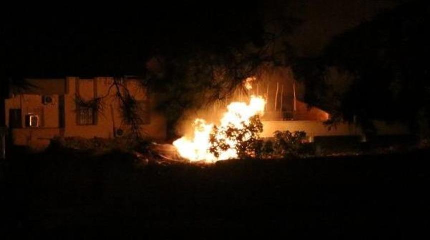 Siirt'te Polis Karakolu, Nusaybin'de Polis Aracı Tarandı