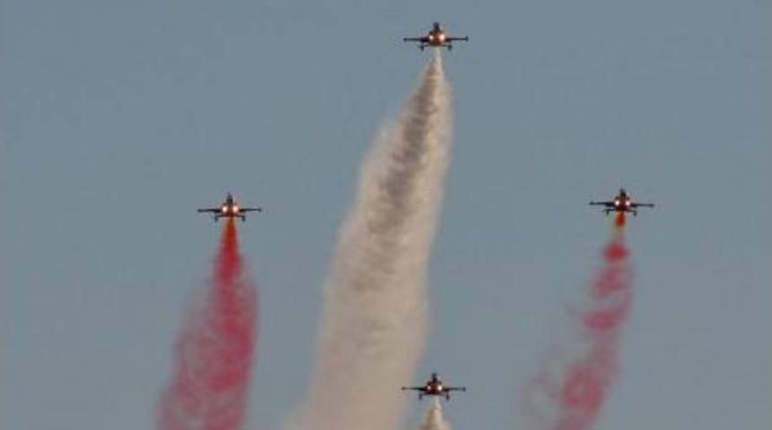 T&uuml;rk Yıldızları&rsquo;Nın G&ouml;sterisi Nefesleri Kesti