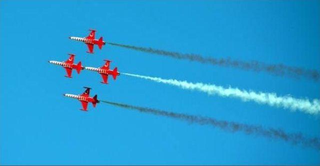 Türk Yıldızları’Nın Gösterisi Nefesleri Kesti