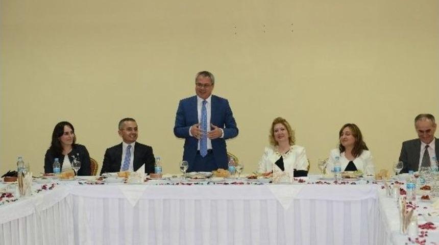 Vali Deniz&rsquo;den, Tayini &Ccedil;ıkan Vali Yardımcısı Deniz Pişkin Onuruna Veda Yemeği D&uuml;zenlendi