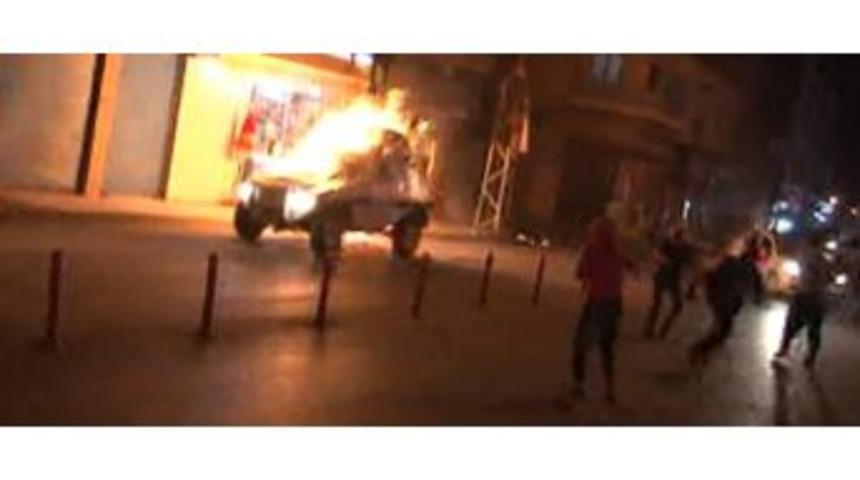 Adana&rsquo;da Pkk Sempatizanları Yol Kesip, Polis Aracı Yaktı