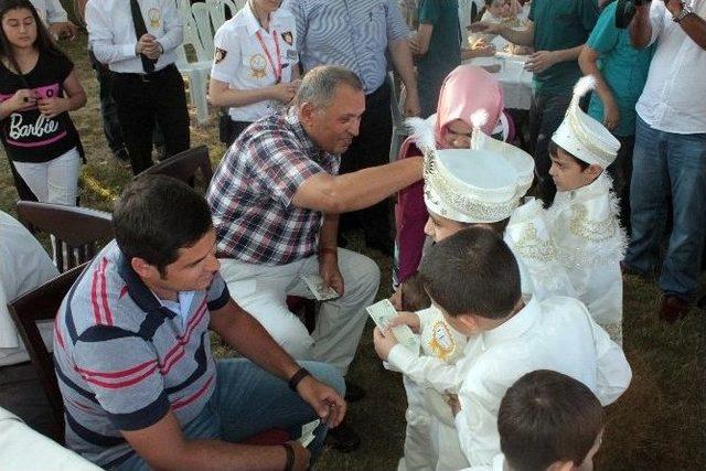 Özdilek Geleneksel Sünnet Şöleniyle 225 Çocuk Erkekliğe İlk Adımı Attı