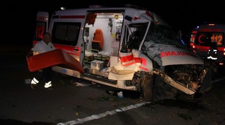 Ambulans Kaza Yaptı: 4 Yaralı