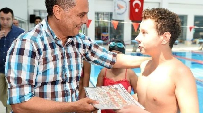 Muratpaşalı 600 &Ccedil;ocuk Artık Y&uuml;zme Biliyor