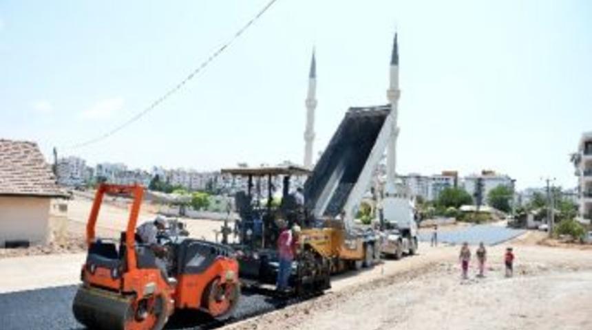 Muratpaşa Belediyesi&rsquo;nden Doğuyaka Ve Kızıltoprak&rsquo;a Sıcak Asfalt