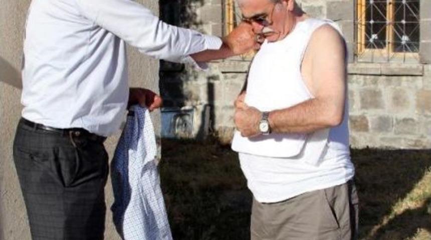 Prof.dr. Bing&uuml;r S&ouml;nmez, Heykel A&ccedil;ılışına &Ccedil;elik Yelekle Katıldı