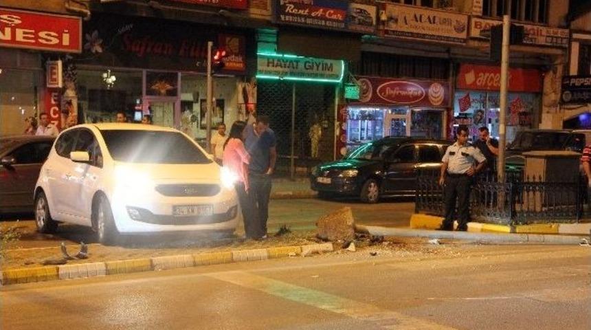 Alkoll&uuml; S&uuml;r&uuml;c&uuml; Trafik Işıklarına &Ccedil;arptı