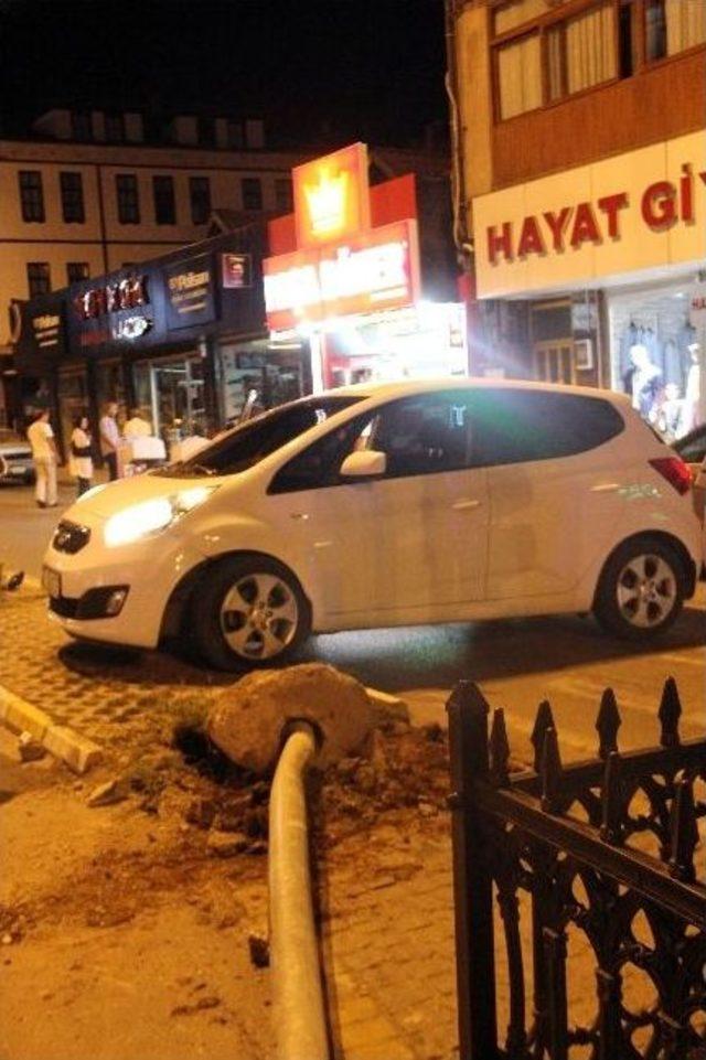 Alkollü Sürücü Trafik Işıklarına Çarptı