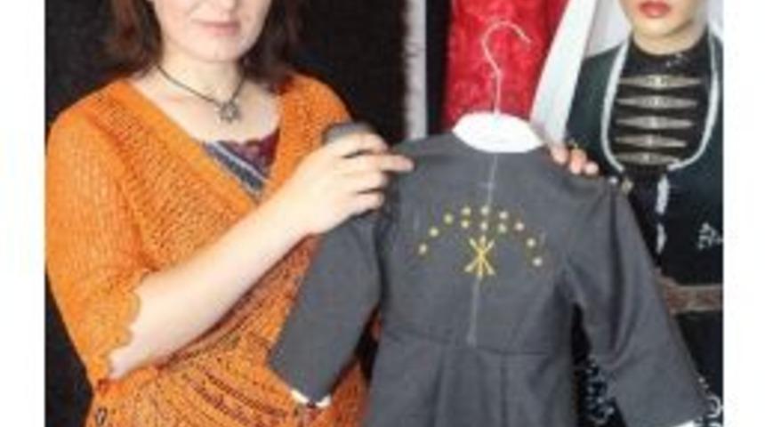 &Ccedil;erkes K&uuml;lt&uuml;r&uuml;n&uuml; Tasarladığı Kıyafetlerde Yaşatıyor