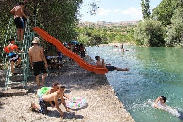 Çemişgezek’te Serinlenme Geleneği Değişmiyor