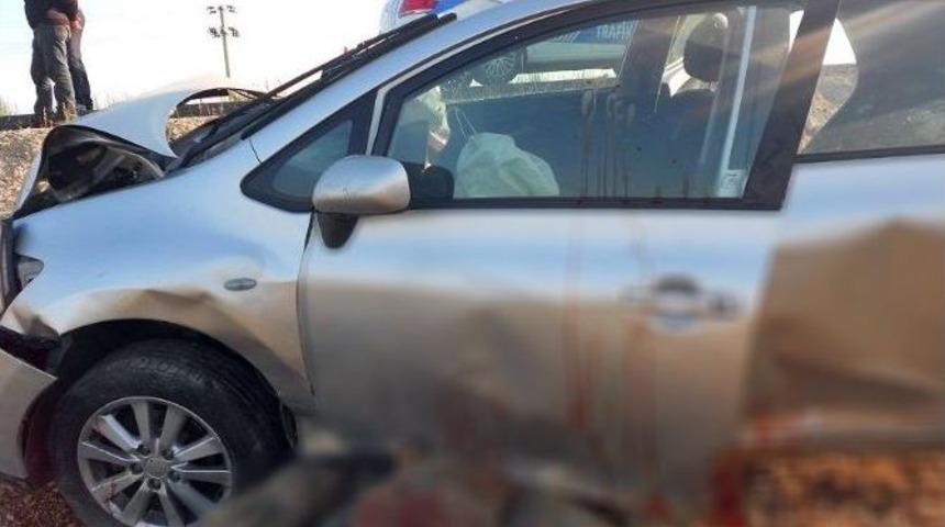 Koyun S&uuml;r&uuml;s&uuml;ne Dalan Otomobil 21 Koyunu Telef Etti