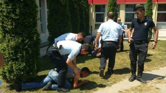 Kardeşini Bıçaklamaya Kalkıştı, Polis Biber Gazıyla Engelledi