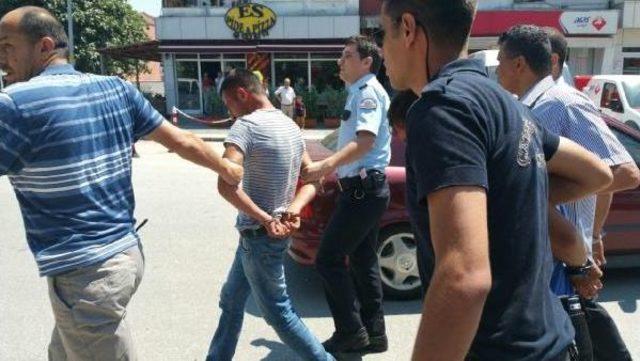 Kardeşini Bıçaklamaya Kalkıştı, Polis Biber Gazıyla Engelledi