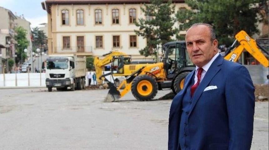 Taşk&ouml;pr&uuml;&rsquo;de Cumhuriyet Meydanı Projesi Hızla Devam Ediyor