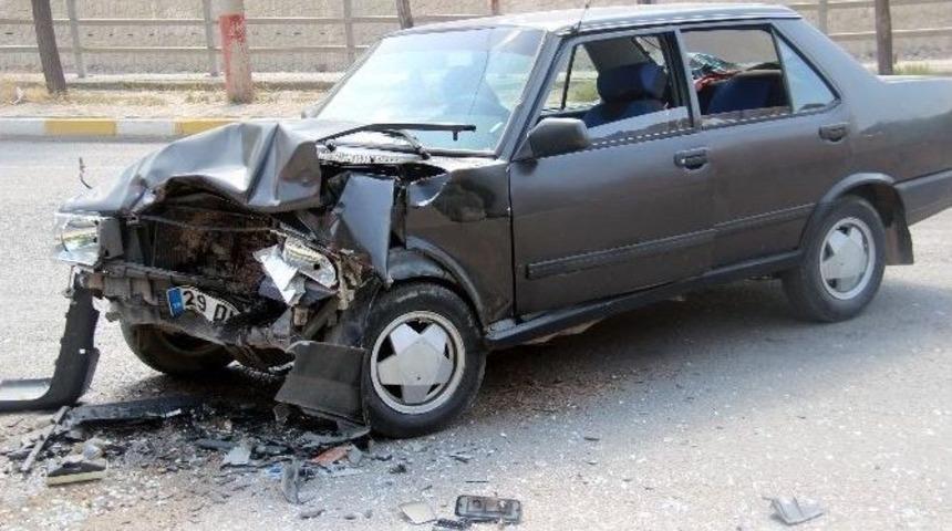 G&uuml;m&uuml;şhane&rsquo;de Trafik Kazası: 6 Yaralı