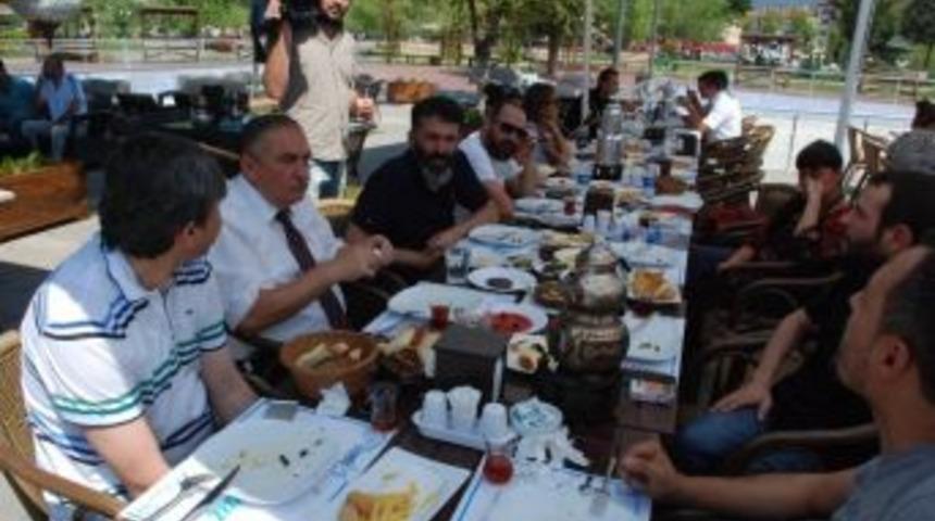 Bolu&rsquo;da G&ouml;rev Yapan Gazeteciler Kahvaltıda Bir Araya Geldi