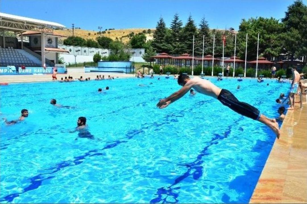 Malatya&rsquo;da Vatandaşlar Havuza Koştu