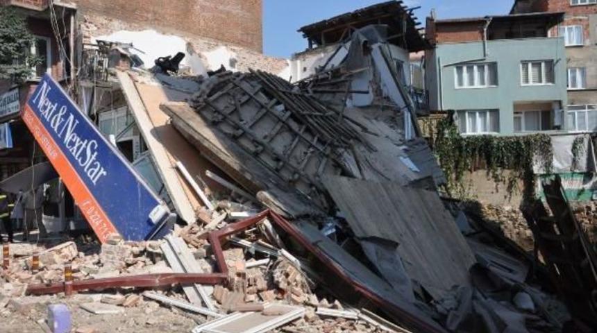 İneg&ouml;l&rsquo;De Yanında Temel Kazılan 3 Katlı Ahşap Bina &Ccedil;&ouml;kt&uuml;