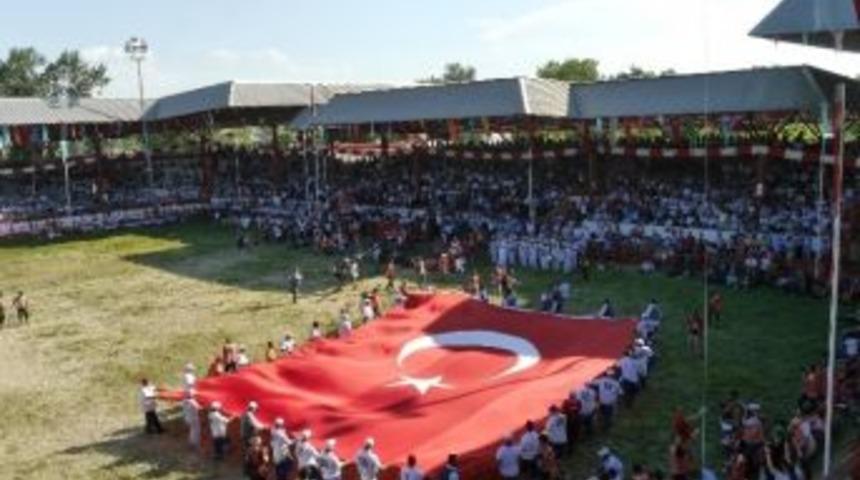 Kırkpınar&rsquo;da Dev T&uuml;rk Bayrağı A&ccedil;ıldı